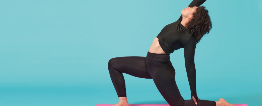 Frau macht Yoga in Periodenunterwäsche